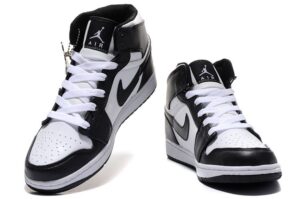 Зимние Nike Air Jordan 1 Retro с мехом черно-белые (35-44)
